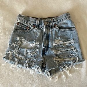 LEVIS SHORTS 512 STRAIGHT LEG DISTRESSED!